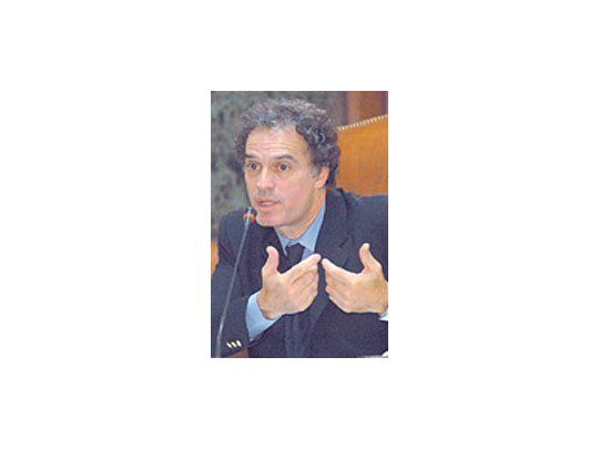 Aníbal Ibarra pasó ayer por un duro trance en el segundo round de la interpelación por parte de los diputados porteños. El momento más comprometido fue cuando le votaron una moción para que respondiese preguntapor pregunta los cuestionamientos.
