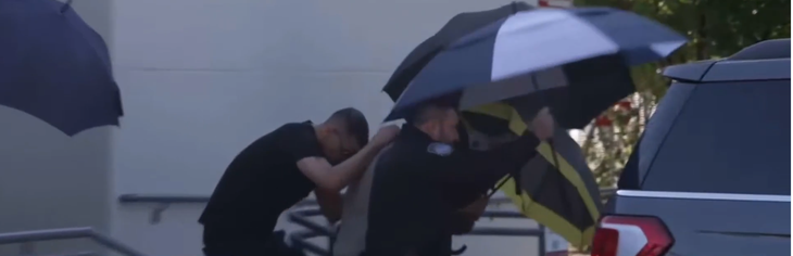 Así se retiró Flávio Bolsonaro del aeropuerto Opa-locka.