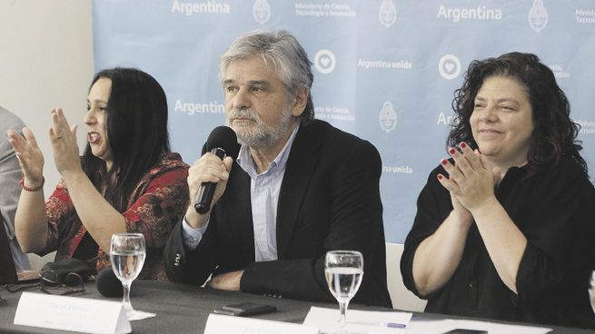 Hito. El ministro de Ciencia, Tecnología e Innovación (MinCyT), Daniel Filmus; y su par de Salud, Carla Vizzotti, encabezaron el acto de anuncio en el Polo Científico Tecnológico.