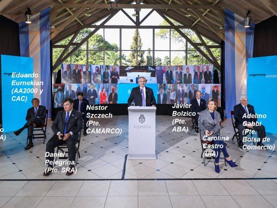 Fernández fue acompañado por empresarios durante el acto por el Día de la Independencia