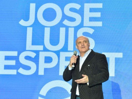 José Luis Espert ingresó al escenario al ritmo de la música de la película Rocky, como una respuesta a los intentos del Gobierno por socavar su candidatura.