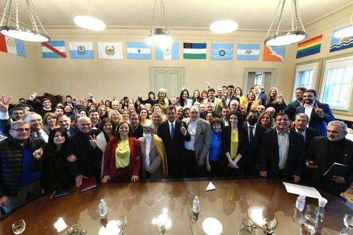 Sergio Massa junto a los diputados.