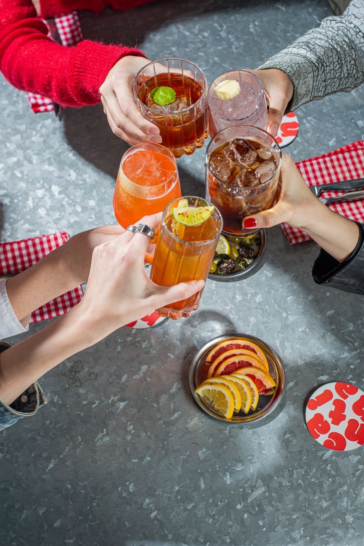 Se lucen tragos como “Tomatini Recargado” y “Cada cóctel con su tema”. Se lucen tragos como “Tomatini Recargado” y “Cada cóctel con su tema”.
