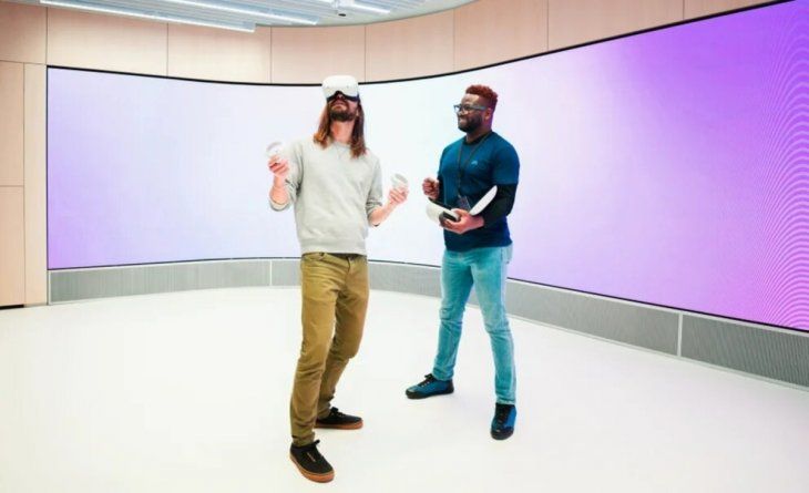 En una enorme pantalla de LED curva se podrá ver el Metaverso que los usuarios experimenten en la tienda.