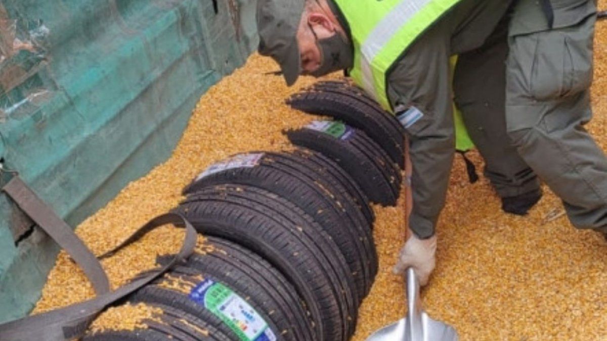 Gendarmería detuvo banda que contrabandeaba neumáticos en cargas de granos