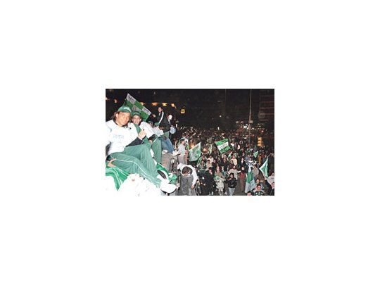 El plantel de Atenas tuvo un gran recibimiento al llegar a Córdoba.