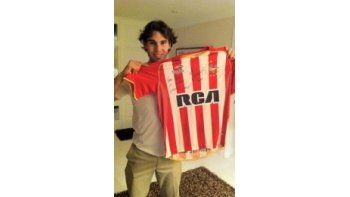 Rafael Nadal junto a la camiseta de Estudiantes.