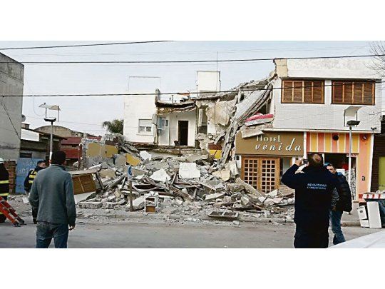 Escombros. Los dos obreros que trabajaban en la confitería de la planta baja lograron escapar antes que toda la estructura cayera.