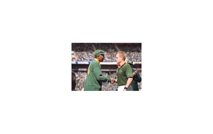 ámbito.com | Morgan Freeman está excelente como el Mandela que logró entusiasmar a la gran mayoría negra detrás de un equipo blanco de rubgy (liderado por Matt Damon en el film), en el Mundial 1995.