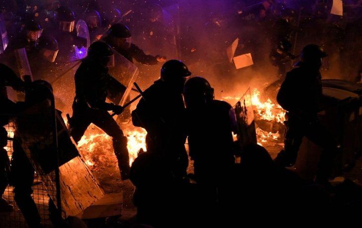 La policía avanzó durante manifestantes en la segunda noche de protestas en Barcelona.