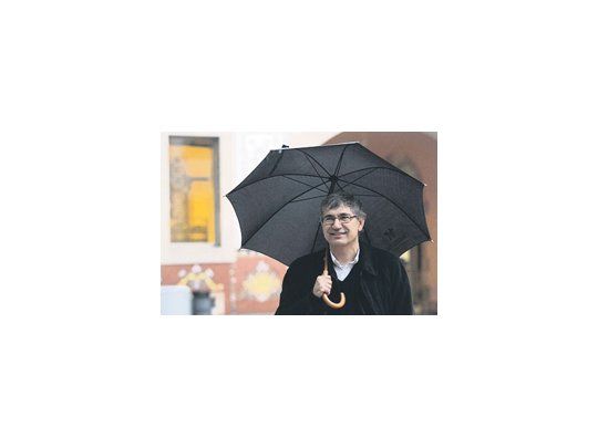 Orhan Pamuk deberá indemnizar a compatriotas que consideraron insultos a la «turquicidad» (protegida por el código penal turco) declaraciones suyas a una publicación suiza en 2005.