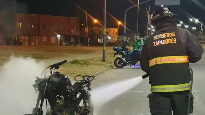 Prendió fuego su moto para no entregársela a la policía
