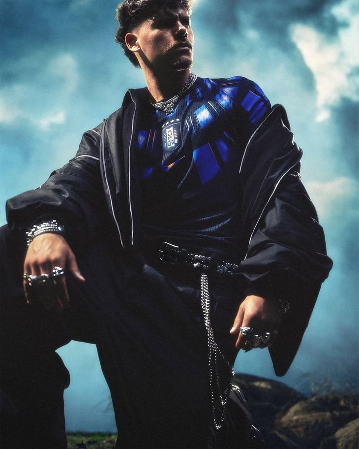 Maximiliano Araújo, con la suplente del equipo de Marcelo Bielsa. Maximiliano Araújo, con la suplente del equipo de Marcelo Bielsa.