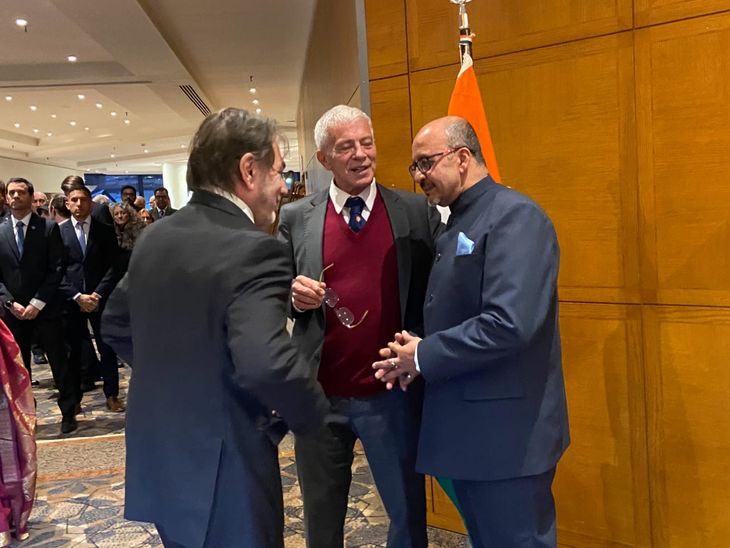 Cúneo Libarona dialoga con Kumar durante los festejos de la independencia de la India.