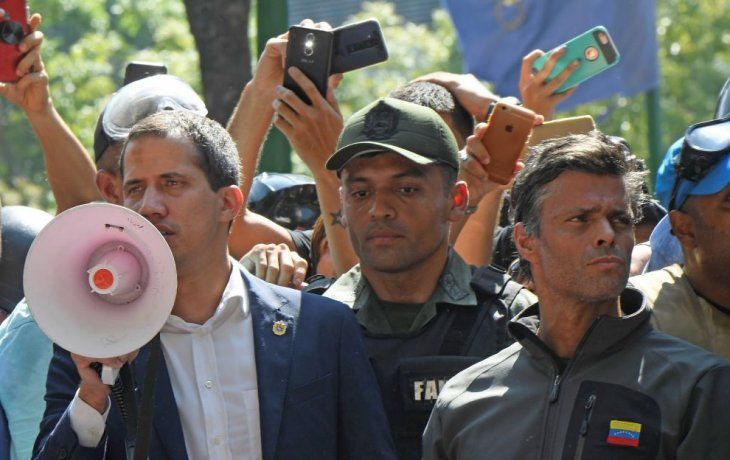 Juan Guaidó y Leopoldo López este martes en el inicio de la operación liberación en Venezuela.