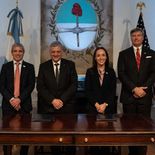 Pablo Quirno, Luis Caputo, Horacio Marín, Sarah Whitten, Christofer Landau y John Jovanovic durante la firma del acuerdo. Pablo Quirno, Luis Caputo, Horacio Marín, Sarah Whitten, Christofer Landau y John Jovanovic durante la firma del acuerdo.