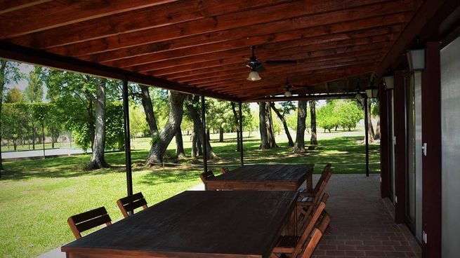 A solo una hora y media de la ciudad, Gowland combina tranquilidad rural, tradición ferroviaria y propuestas únicas de turismo en Buenos Aires.