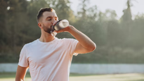 Consejos para mantenerse hidratado durante una&nbsp;ola de calor.