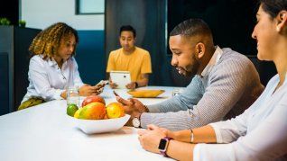 La verdad detrás de la necesidad de ver el celular todo el tiempo, incluso en la mesa.&nbsp;