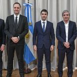 Acuerdo con Chubut. Diego Santilli, Manuel Adorni, Ignacio Torres, Luis Caputo y Carlos Ormachea participaron de la firma del acuerdo por la eliminación de retenciones al petróleo convencional. Acuerdo con Chubut. Diego Santilli, Manuel Adorni, Ignacio Torres, Luis Caputo y Carlos Ormachea participaron de la firma del acuerdo por la eliminación de retenciones al petróleo convencional.