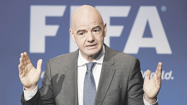 La Coordinadora Sin Fronteras de Fútbol Feminista organizó un acto frente a la Asociación del Fútbol Argentino en protesta a la decisión de la FIFA de no sancionar al entrenador Diego Guacci, denunciado por acoso sexual y conducta abusiva.