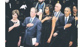 COMPAÑEROS. De izquierda a derecha, Laura Bush, George W.Bush, Michelle Obama y Barack Obama, en el funeral de Dallas.
