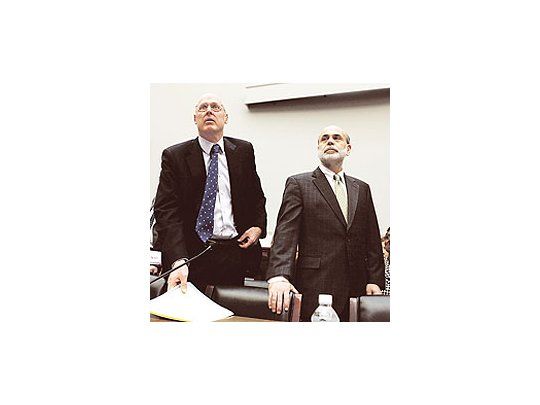 Henry Paulson, Ben Bernanke y Sheila Bair dieron sus testimonios ayer en el Capitolio sobre los vaivenes de la crisis y el plan de rescate. El secretario del Tesoro debió soportar la presencia de manifestantes con carteles de saqueo en contra de las políticas que aplica el gobierno.