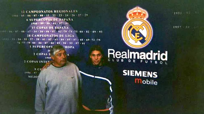 Quién es el chico que se probó con uno de los mejores equipos del Real Madrid de la historia. 