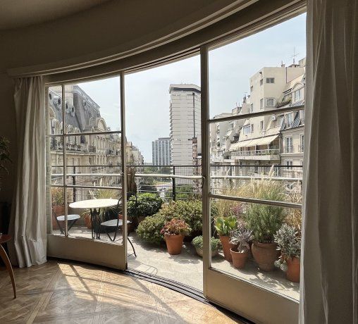 Departamento con balcón curvo que da hacia el frente y al Palacio Estrugamou, otro símbolo del barrio Departamento con balcón curvo que da hacia el frente y al Palacio Estrugamou, otro símbolo del barrio