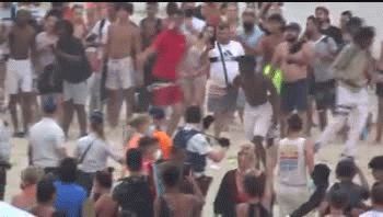 belgica: batalla campal en una playa por incumplir con el distanciamiento