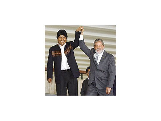 Evo Morales y Lula daSilva, ayer en Itamaraty.Finalmente, el gas fuetema de las conversacionesy Brasil flexibilizó enalgo su postura.