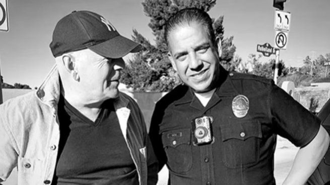 Bruce Willis junto a un policía en Los Ángeles.&nbsp;