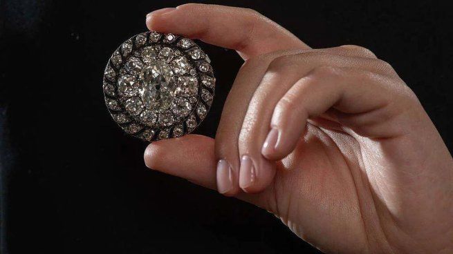 Un broche que Napolén Bonaparte perdió en Waterloo se vendió en más de 4 millones de dólares.