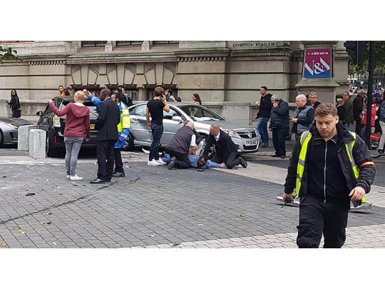 Pánico en Londres: un auto se subió a la vereda de un museo e hirió a 11 personas