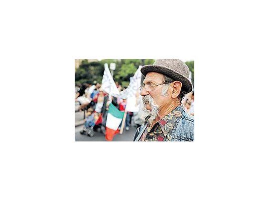 Una serie de atques racistas llevó a los gitanos residentes en Italia a realizar diversas manifestaciones de protesta. El clima social adverso y la política de mano deura del gobierno provocaron la salida del país de la mitad de los miembros de ese grupo.