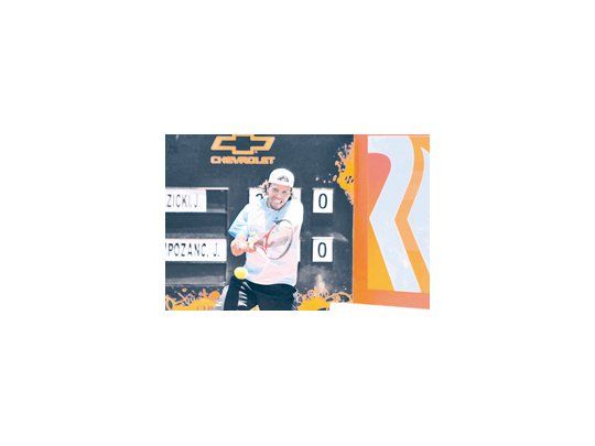 Brzezicki en acción ante Campozano. Su rival en cuartos de final será el ganador del partido que anoche jugaban el ecuatoriano Lapentti con el brasileño Dutra da Silva.