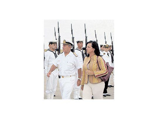 Nilda Garré subió ayer al podio de las mujeres del gobierno custodiadas porla Justicia. El kirchnerismo salió enseguida a auxiliarla: aceleró el pedido dejuicio político contra Guillermo Tiscornia, el juez que la había citado.
