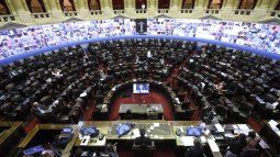 Suspenden a un diputado que mantuvo escenas sexuales durante una sesión en el Congreso.