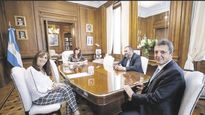 paritaria. Cristina Fernández de Kirchner, Sergio Massa y Norberto Di Prospero ayer en la firma de la resolución que estableció una suma extra de $20.000 que se incorpora al sueldo de los empleados legislativos.