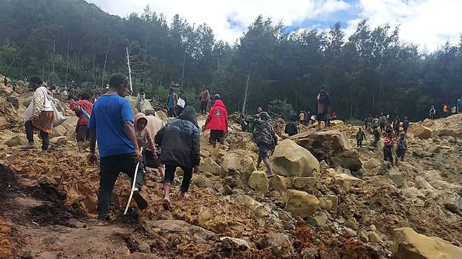 Prosiguen las tareas de rescate en la aldea de Papúa Nueva Guinea tras el deslizamiento de tierras. 