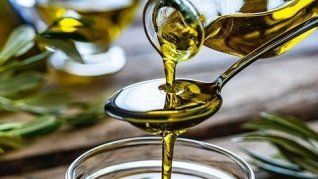 El valor multifuncional del aceite de oliva explica su permanencia como uno de los alimentos más relevantes en la historia. El valor multifuncional del aceite de oliva explica su permanencia como uno de los alimentos más relevantes en la historia.