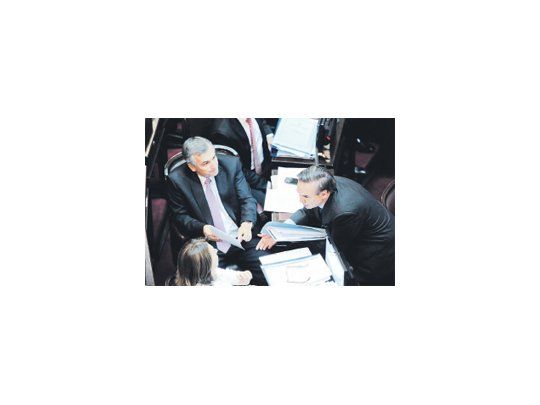 Miguel Pichetto, jefe del bloque del Frente para la Victoria, ajusta el orden de debate junto al radical Gerardo Morales en el Senado.