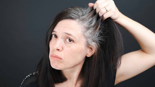 Cómo eliminar las canas sin tintes.