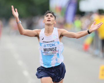 Historia grande. Eulalio Muñoz finaliza la Maratón en el Mundial de Oregón y se convierte en el primer argentino en cruzar la meta en ese torneo.