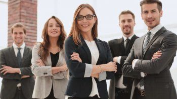 Empresarios. . Cuando te enfocas en enriquecer la experiencia de tu audiencia, tus preocupaciones se desvanecen, permitiéndote conectarte de manera genuina y hacer que tu mensaje resuene.