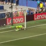 Bono le atajó el penal a Kyllian Mbappé.