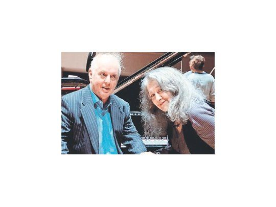 Daniel Barenboim tendrá fuerte presencia en la temporada 2014 del Teatro Colón. Ofrecerá un recital de piano junto con Martha Argerich (foto), dirigirá una versión de concierto de “Tristán e Isolda”, de Richard Wagner, con intérpretes internacionales de primera línea (aunque no será una versión integral), y finalmente realizará un espectáculo junto con Les Luthiers, quienes de esta forma actuarán por segunda vez en la historia en el Colón.