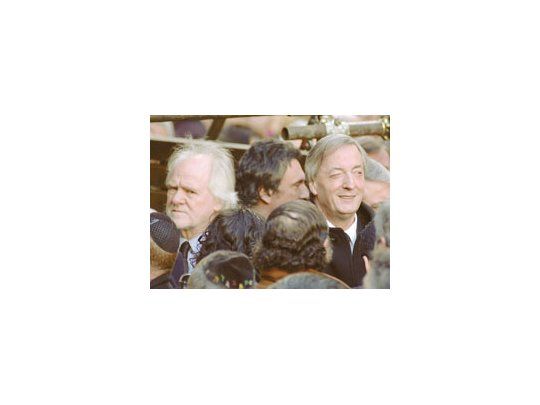 Néstor Kirchner estuvo todoel acto por el 11o aniversariodel atentado contra la AMIAjunto al empresario JuanCarlos Blumberg. Losoradores no ahorraroncríticas para nadie.