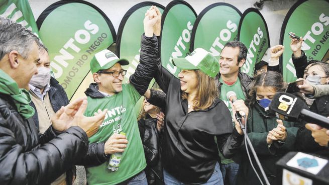 euforia. Arabela Carreras junto al diputado electo Agustín Domingo en Bariloche, durante los primeros festejos tras conocerse los resultados