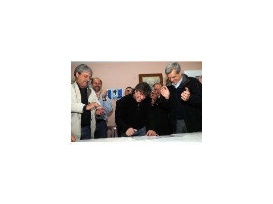 Boudou en el momento en que firman el acuerdo para construir un monumento a 100 años del Grito de Alcorta.